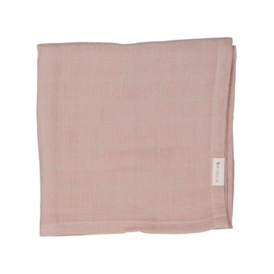 Manta ou toalha rosa claro com textura trançada e etiqueta.