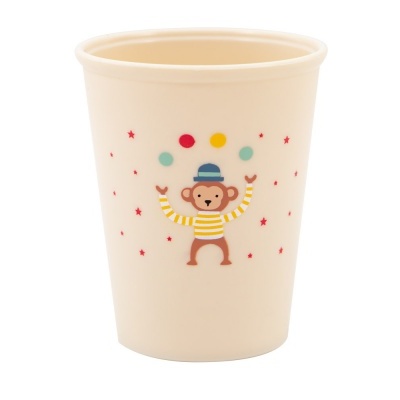 Copo de plástico bege com desenho de macaco a fazer malabarismo