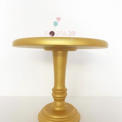 Mesa de bolo redonda dourada com base central detalhada