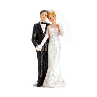Figura decorativa de bolo de casamento com noivo em fato preto e noiva em vestido branco com véu