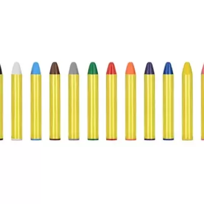 Lápis de cor amarelos alinhados com pontas coloridas