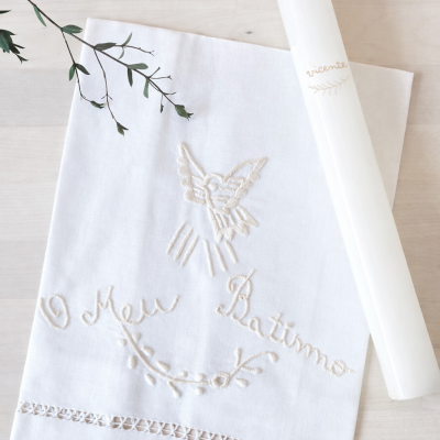 Toalha de batismo branca com bordado e vela branca personalizada com nome