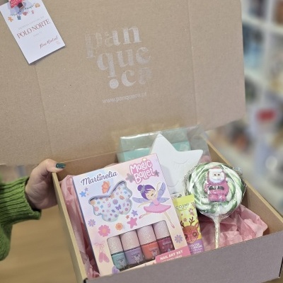 Caixa de cartão com produtos de beleza infantil e doces em fundo interior de loja