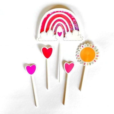 Topper para bolos com arco-íris, sol e corações em cores vivas.