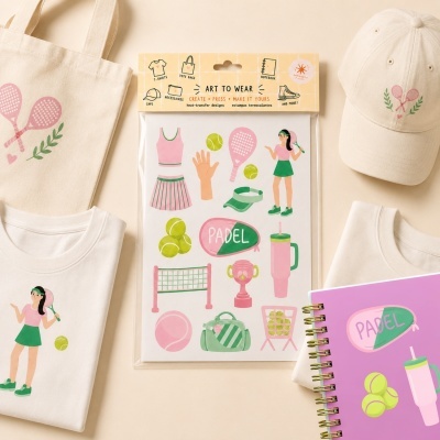 Produtos com estampa de padel em tons rosa e verde, incluindo saco, t-shirt, boné, autocolantes e agenda