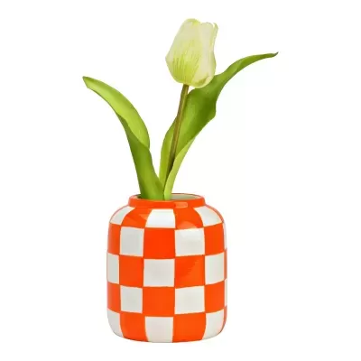 Vaso cerâmico laranja e branco com flor artificial branca e folhas verdes