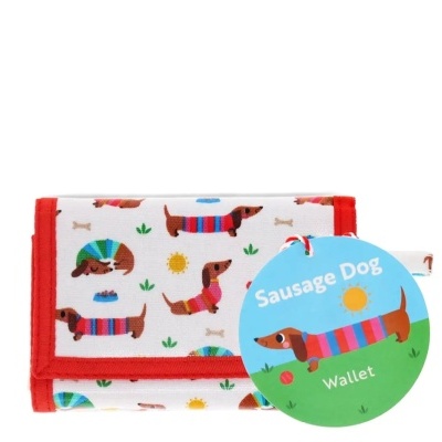 Carteira com padrão de cães salsicha coloridos e etiqueta azul redonda.