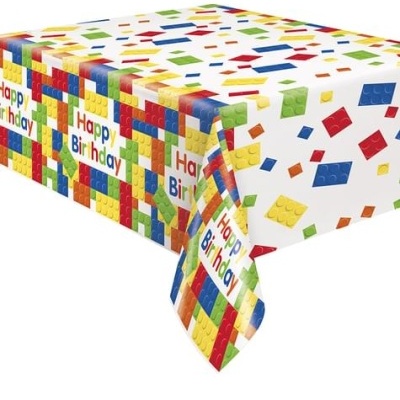 Toalha de mesa colorida com blocos de construção e texto 'Happy Birthday'