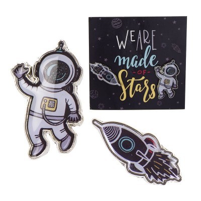 Três elementos em tecido estampado com tema espacial e cartão com texto colorido