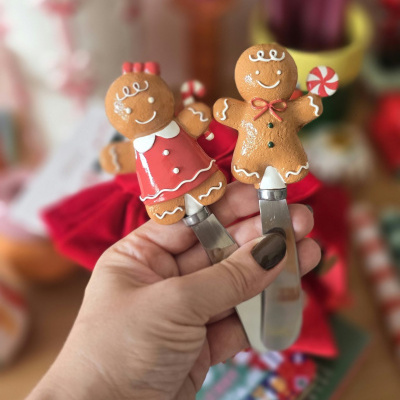 Espátulas com bonecos de gengibre decorativos nas alças.