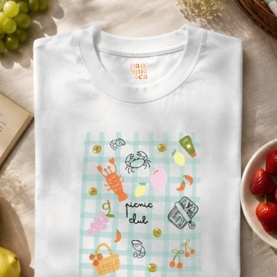 T-shirt branca com estampa de picnic e texto picnic club.