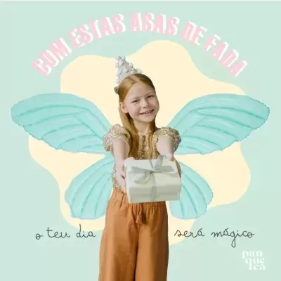 Criança com asas azuis de fada segurando presente