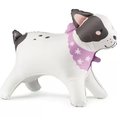 Balão de hélio em forma de cão com manchas pretas e lenço roxo