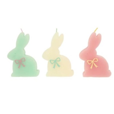 Velas em forma de coelho nas cores verde, creme e rosa com fitas desenhadas