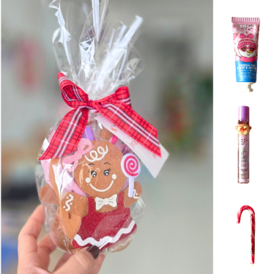 Biscoito decorativo em forma de boneco de gengibre embalado em plástico com laço vermelho