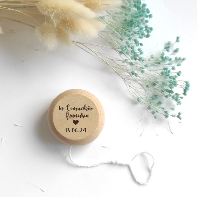 Ioiô de madeira com gravação personalizada e corda branca