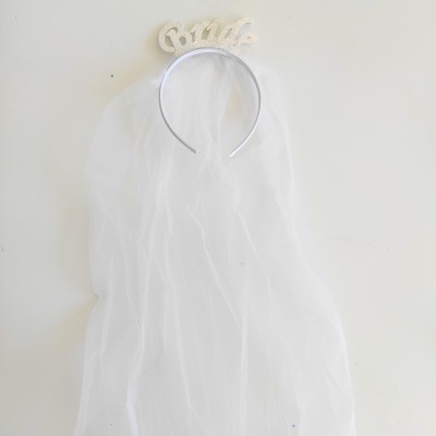 Véu branco para noiva com tiara prateada escrita Bride