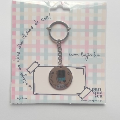 Porta-chaves em aço inox embalado com design xadrez e texto em português