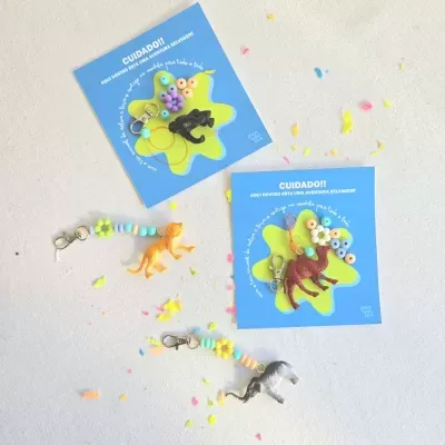 Porta-chaves de animais com contas coloridas em cartão azul e confetes coloridos