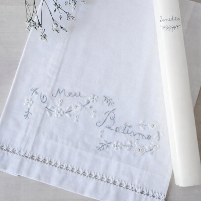 Toalha branca bordada com texto Meu Batismo e vela branca com texto benedita