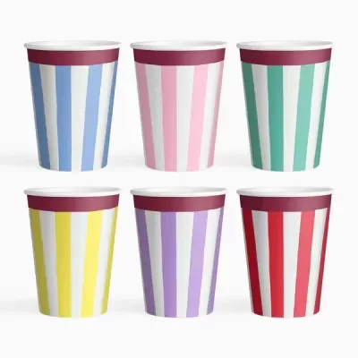 Seis copos de papel com riscas verticais em várias cores e faixa bordô no topo