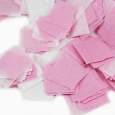 Quadrados de tecido não tecido rosa e branco empilhados