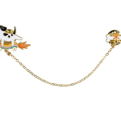 alfinete de segurança dourado com cão em patins e nuvem com estrela