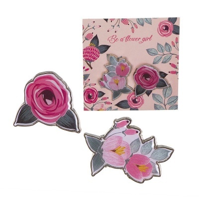 Pins metálicos florais em cartão decorativo rosa com texto