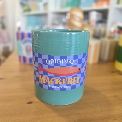 Lata verde com rótulo azul quadriculado e texto ORIGINAL MACKEREL