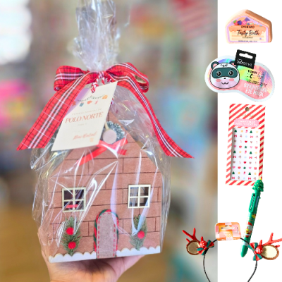 Casa de chocolate rosa decorada com laço vermelho em plástico transparente