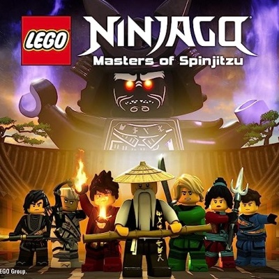 Personagens LEGO Ninjago com fundo de estátua e arquitetura