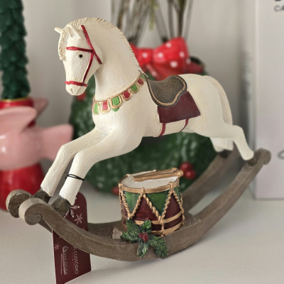Cavalo de baloiço decorativo branco com detalhes coloridos em madeira