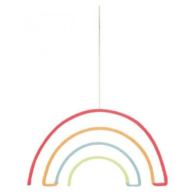 Suspensão decorativa em forma de arco-íris colorido em fio de tecido.