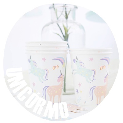 Copos descartáveis com desenhos de unicórnios em papel branco