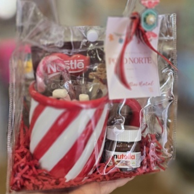 Kit presente caneca riscas vermelhas e brancas, Nutella mini, chocolate Nestlé, cana doce e embalagem transparente