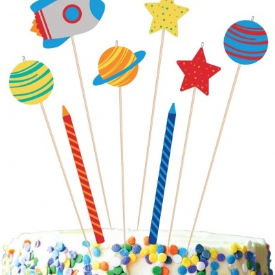 Bolo decorado com confeitos coloridos e enfeites espaciais