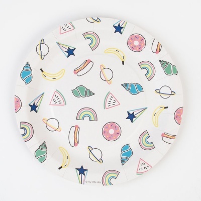 Prato redondo de papel com padrão colorido e texto 'my little day'
