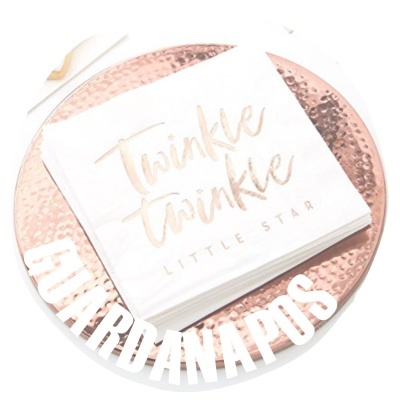 Guardanapos brancos com texto dourado em base cobre martelada