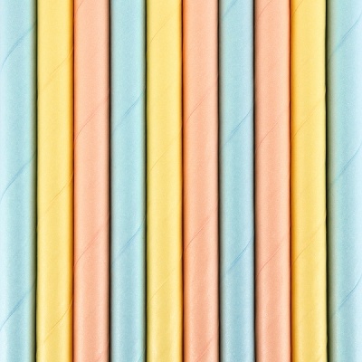 Velas finas em tons pastel azul, amarelo e salmão alinhadas verticalmente