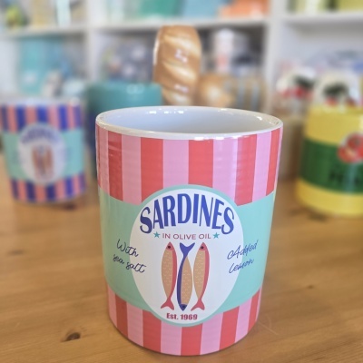 Caneca com design de lata de sardinhas em riscas rosa e vermelho