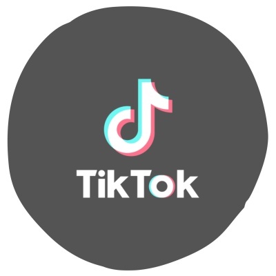 Logótipo colorido do TikTok sobre fundo cinzento