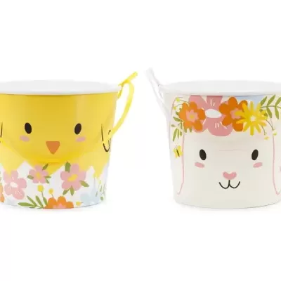 Dois baldes metálicos decorativos com rostos de animais e flores.