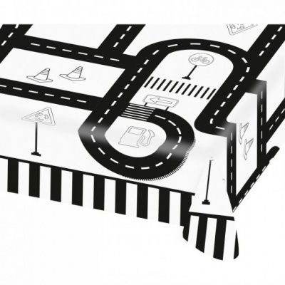 toalha de mesa com padrão de estradas e sinais de trânsito em preto e branco