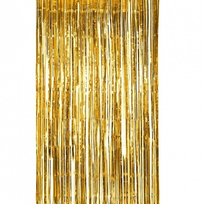 Cortina decorativa de tiras metálicas douradas e brilhantes