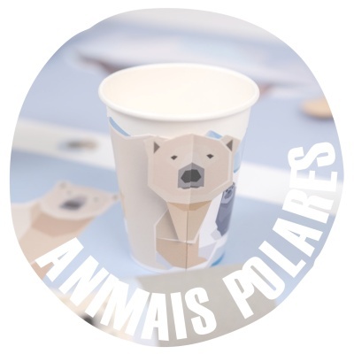 Copo de papel com desenho geométrico de urso polar e texto ANIMAIS POLARES