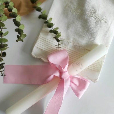Velas brancas com fita rosa e pano branco bordado com texto