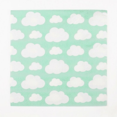 Guardanapo quadrado com padrão de nuvens brancas em fundo azul claro