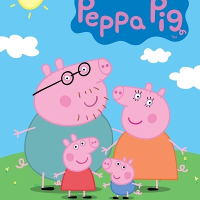 Ilustração da família Peppa Pig em campo verde com céu azul e sol