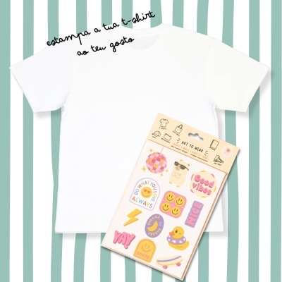 T-shirt branca com decalques coloridos para personalizar