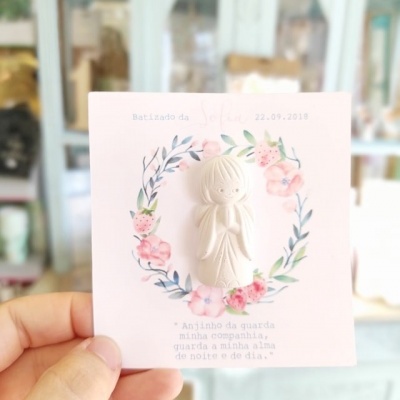 Cartão rosa com anjinho branco em relevo e moldura floral colorida